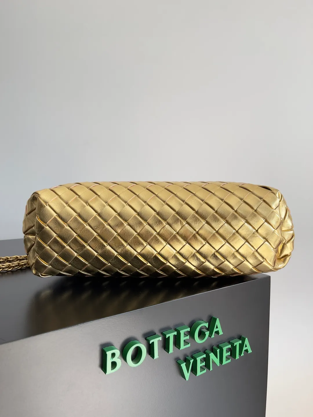 Batch 2260 BOTTEGA VENETA Lady's LAUREN CLUTCH Chain Clutch was inspired by 40 years ago. It is a perfect fusion of classic and modern bags. It is effortless and fashionable for any occasion and at any time. The newly added detachable metal chain allows people to have more ways to carry it. It is grand and elegant. Style No.: 785807 Size: 31.5*16.5*11cm